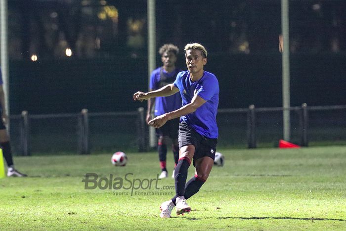 Sidik Saimima sedang berlatih dalam pemusatan latihan timnas U-22 Indonesia di Lapangan D, Senayan, Jakarta, 2 Maret 2021.