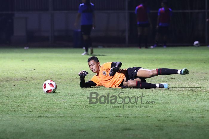 Erlangga Setyo sedang berlatih dalam pemusatan latihan timnas U-22 Indonesia di Lapangan D, Senayan, Jakarta, 2 Maret 2021.