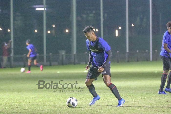 Muhammad Rafli terlihat sedang menggiring bola dalam pemusatan latihan timnas U-22 Indonesia di Lapangan D, Senayan, Jakarta, 2 Maret 2021.