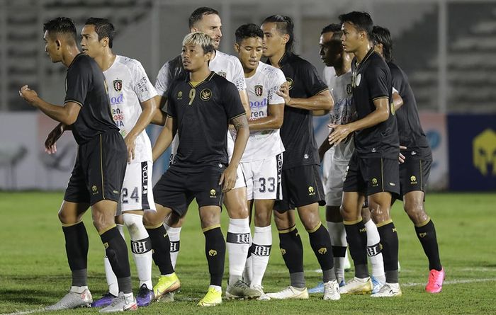 Timnas U-22 Indonesia vs Bali United di Stadion Madya, Jakarta, Minggu (7/3/2021).