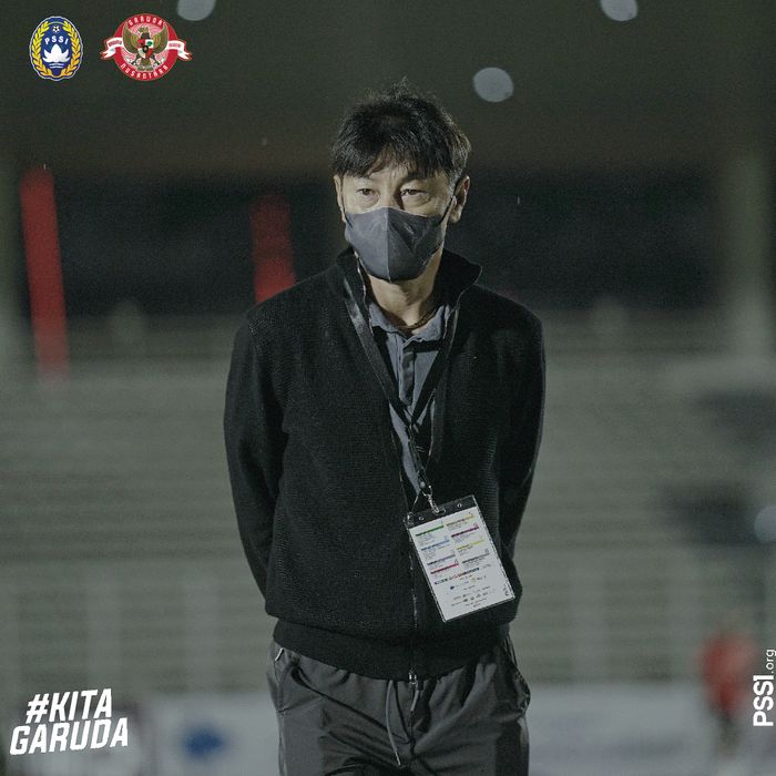Pelatih timnas U-22 Indonesia, Shin Tae-yong, memberikan arahan saat laga melawan Bali United.