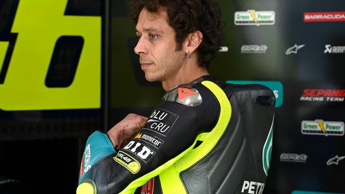 Pembalap Petronas Yamaha SRT, Valentino Rossi, pada hari pertama tes pramusim MotoGP 2021 di Sirkuit Losail Qatar, Sabtu (6/3/2021).