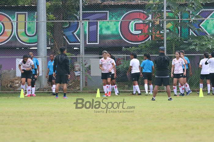 Zahra Muzdalifah bersama para pemain timnas putri Indonesia lainnya sedang berlatih di Lapangan D, Senayan, Jakarta, 8 Maret 2021.