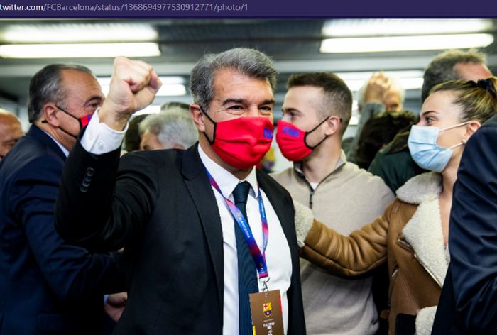 Joan Laporta merayakan kemenangannya di pemilihan presiden ke-14 Barcelona di Stadion Camp Nou pada Minggu (7/3/2021). 