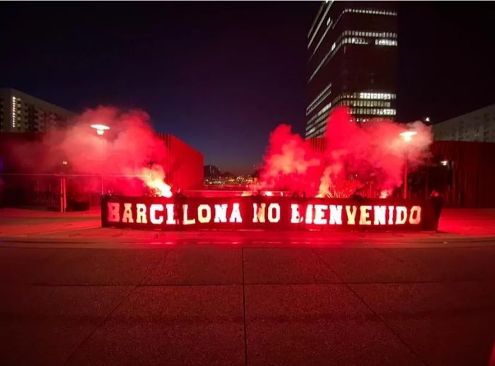 Spanduk yang bertuliskan ultras Paris Saint-Germain tidak menerima kedatangan Barcelona.