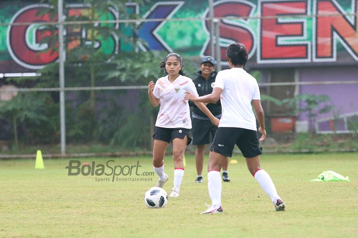 Kapten timnas putri Indonesia, Ade Mustikiana Oktafiani, sedang berlatih di Lapangan D, Senayan, Jakarta, 8 Maret 2021