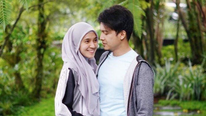 Dhini Aminarti dan Dimas Seto masih romantis setelah 14 tahun menikah