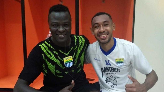 Ezechiel Ndouassel saat membela Persib Bandung berfoto bersama pemain muda Julius Josel.