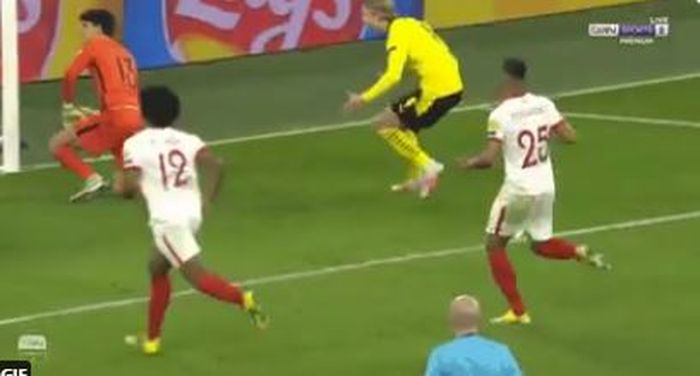 Kiper Sevilla, Yassine Bounou mendapatkan karma instan usai mengejek Erling Haaland dalam laga leg kedua babak 16 besar Liga Champions melawan Dortmund, Selasa (9/3/2021) atau Rabu dini hari WIB.