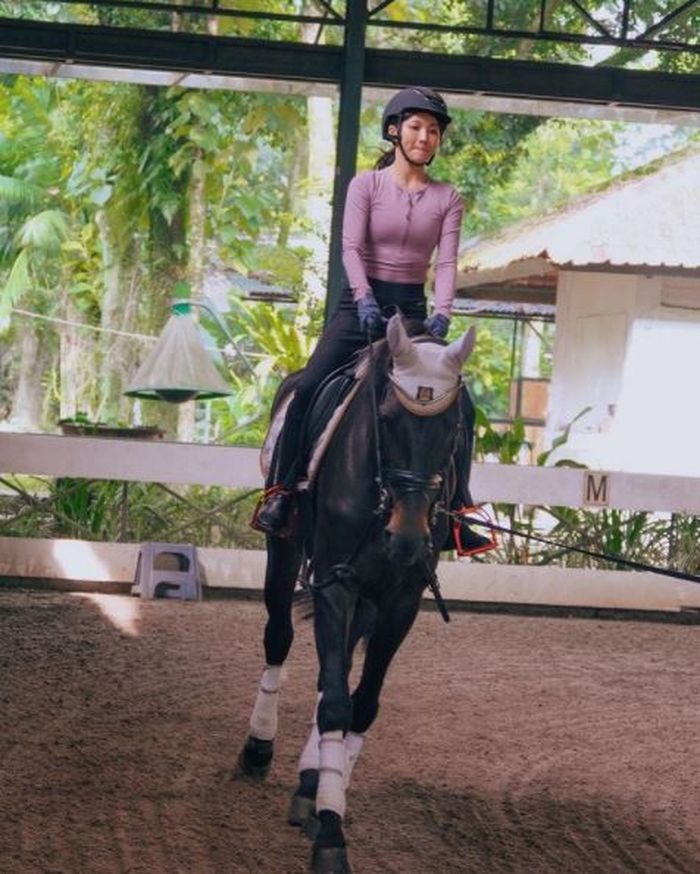 Gaya Sarwendah saat berkuda. 