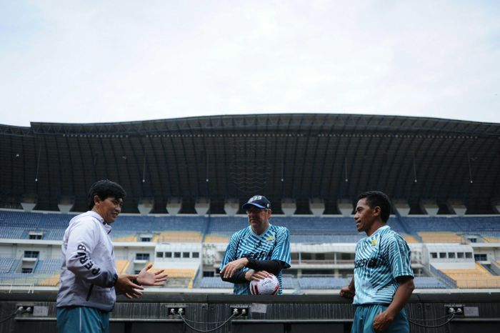 Pelatih Persib Bandung, Robert Rene Alberts (tengah).