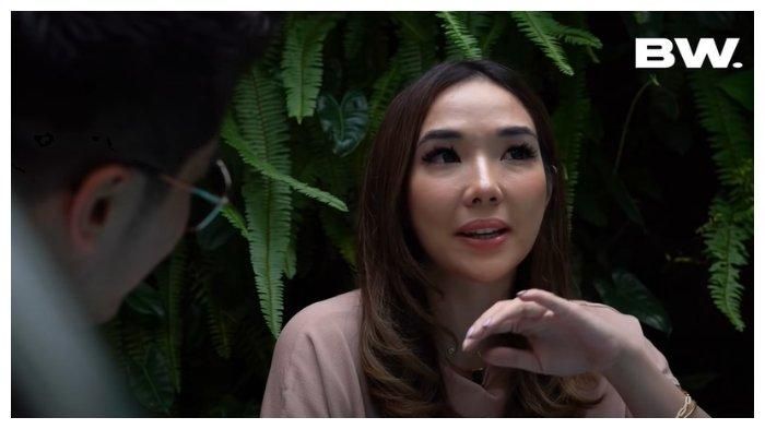 Gisel saat menceritakan permasalahan video syurnya kepada Boy William