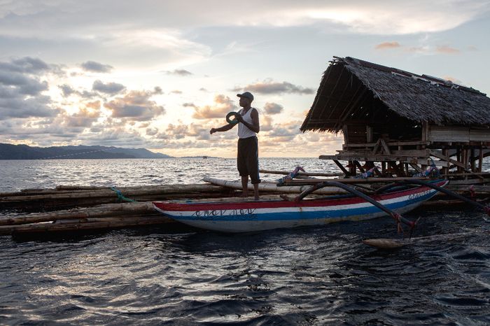 Darius, warga Tablasupa, menengok rumponnya di Teluk Tanahmerah, Kabupaten Jayapura, Povinsi Papua.
