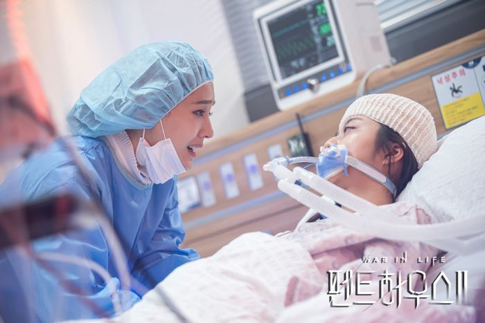 Bae Ro Na dan Oh Yoon Hee dalam scene 'The Penthouse 2'