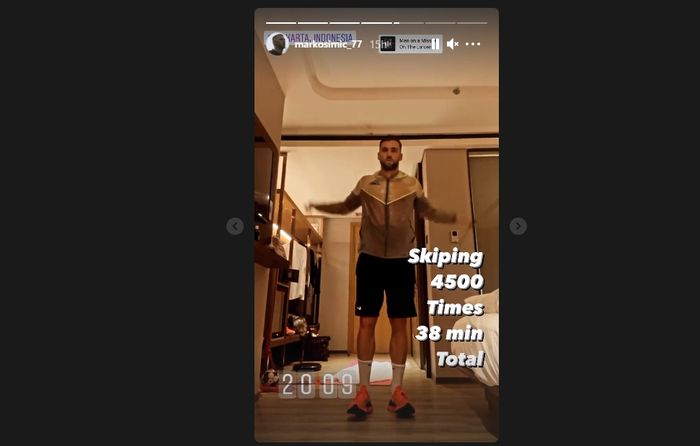 Marko Simic berlatih di kamar karantina sebelum bergabung latihan Persija Jakarta (14/3/2021).