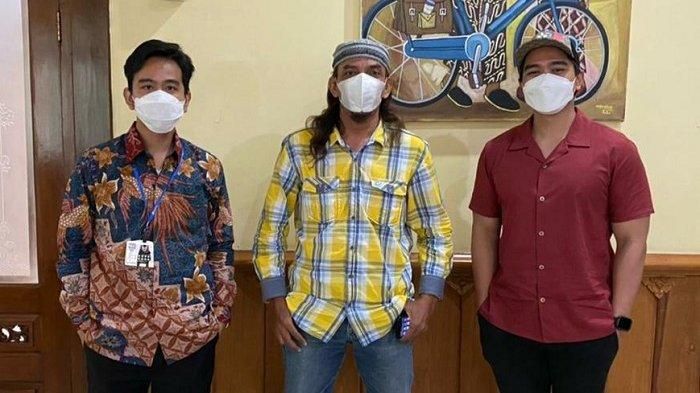 Wali Kota Solo, Gibran Rakabuming Raka (kiri) bersama dengan adiknya, Kaesang Pangarep (kanan), bertemu Presiden Pasoepati, Maryadi 'Gondrong' di Balai Kota, Selasa (9/3/2021).