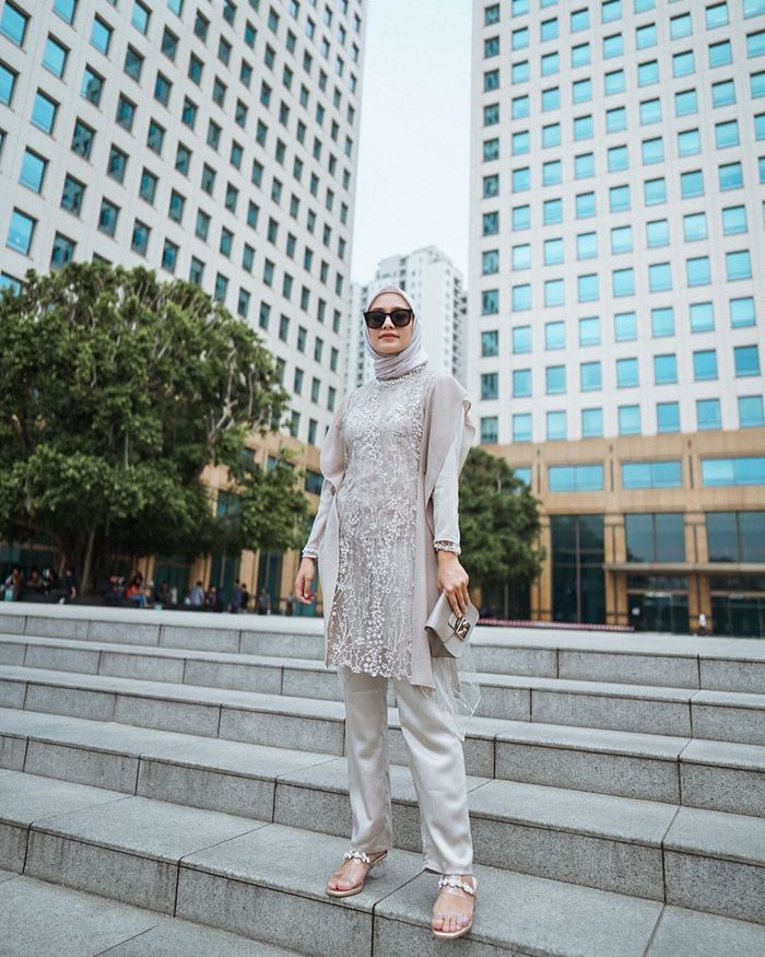 Gaya Kondangan dengan tunik dan celana.