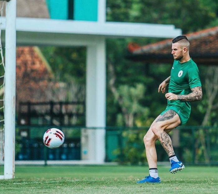 Bek PSS Sleman, Aaron Evans tengah berlatih