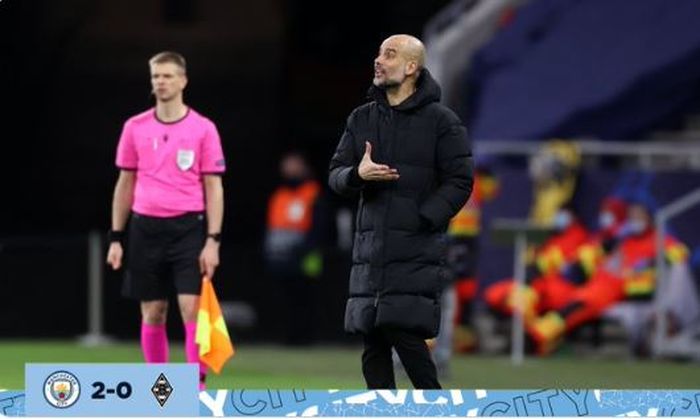 Ekspresi pelatih Manchester City, Pep Guardiola, dalam laga leg kedua babak 16 besar Liga Champions kontra Borussia Moenchengladbach di Stadion Puskas Arena, Selasa (16/3/2021).