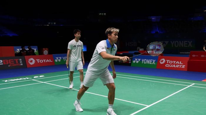 Pasangan ganda putra Indonesia, Marcus Fernaldi Gideon/Kevin Sanjaya Sukamuljo saat menjajal lapangan Utilita Arena Birmingham jelang turnamen All England Open 2021, Selasa (16/3/2021).