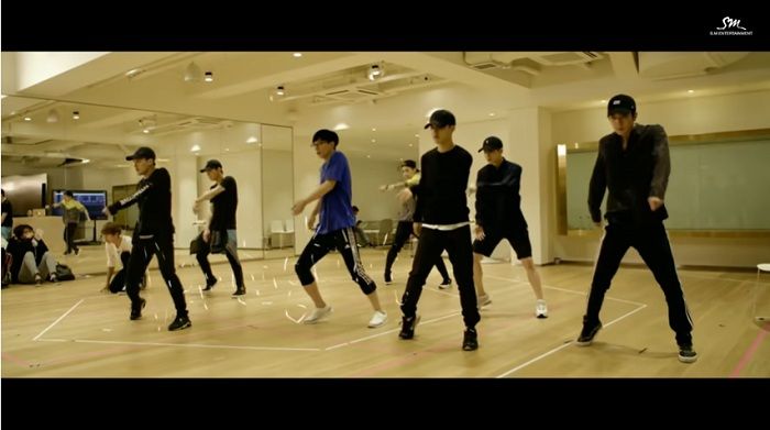 Tangkap Layar Video Musik 'Dancing King'.