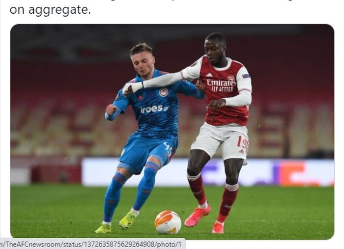 Momen duel antara Nicolas Pepe (kiri) dengan Oleg Reabciuk dalam laga leg kedua babak 16 besar Liga Europa 2020-2021.