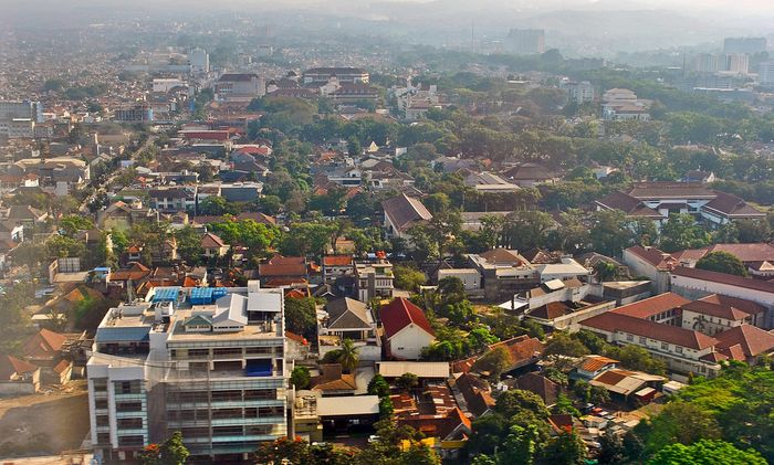 Kota Bandung dari atas. Demi menunjang kehidupan diri dan orang lain dalam lingkup kawasan yang luas, manusia mencari-cari gagasan politik yang ideal dan terlibat dalam praktiknya.