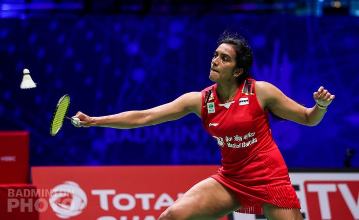 Pebulu tangkis tunggal putri, Pusarla V Sindhu, saat menjalani pertandingan melawan Akane Yamaguchi (Jepang) pada babak perempat final All England Open 2021 di Arena Birmingham, Birmingham, Inggris, Jumat (19/3/2021).