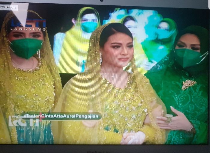 Aurel Hermansyah digandeng Ashanty dan Krisdayanti di acara pengajiannya