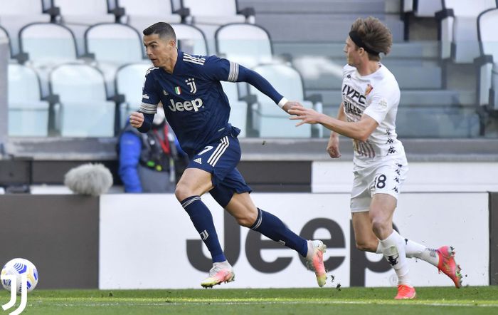 Megabintang Juventus, Cristiano Ronaldo, menggiring bola dalam laga Liga Italia kontra Benevento di Stadion Allianz, Minggu (21/3/2021).