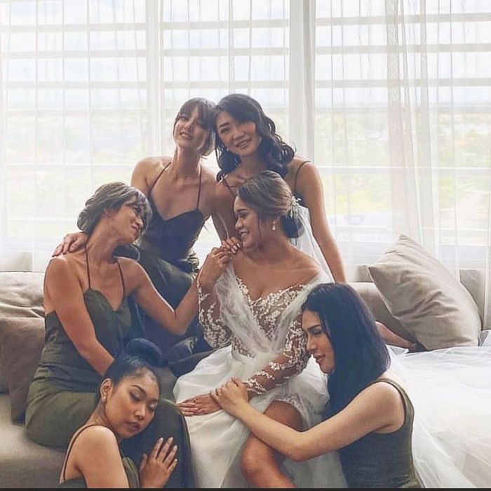 Penampilan Seksinya Nia Ramadhani saat Jadi Bridesmaid di Nikahan Sahabat Pamer Belahan Dada