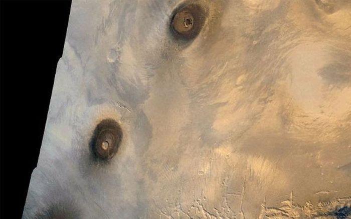Gunung-Gunung Berapi Tharsis di Planet Mars.