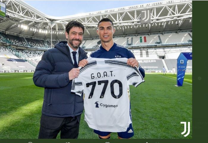 Megabintang Juventus, Cristiano Ronaldo, berpose sebelum dimulainya laga Liga Italia kontra Benevento di Stadion Allianz, Minggu (21/3/2021).