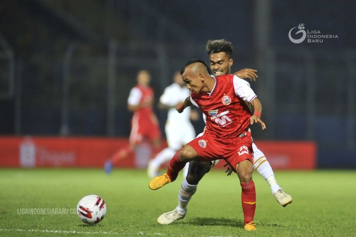 Winger Persija Jakarta, Riko Simanjuntak, mendapatkan pengawalan ketat dari pemain PSM Makassar pada gelaran Piala Menpora 2021.