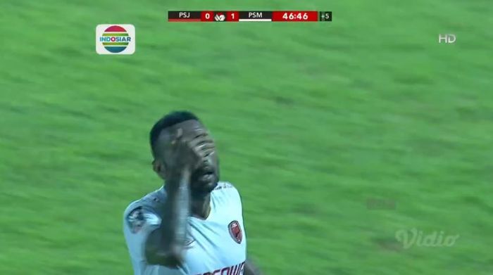 Penyerang PSM Makassar, Patrich Wanggai mendapat hinaan rasialis di media sosial usai membawa timnya menang 2-0 atas Persija Jakarta dalam laga perdana grup B Piala Presiden 2021 di Stadion Kanjuruhan Malang, Senin (22/3/2021)