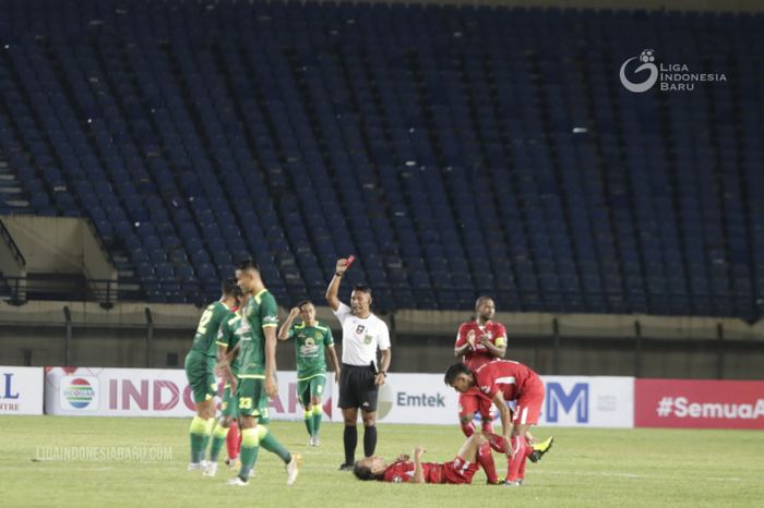 Wasit memberikan kartu merah kepada bek Persebaya Surabaya, Rizky Ridho pada laga melawan Persik Kediri di ajang Piala Menpora 2021.