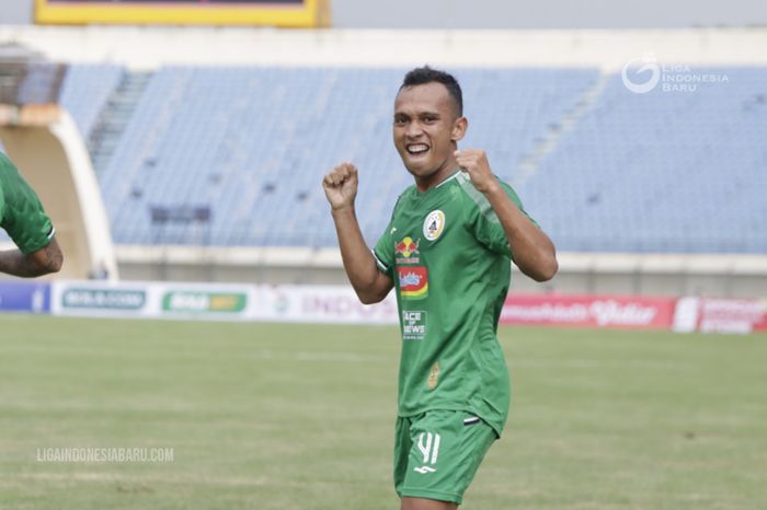Winger PSS Sleman, Irfan Jaya, melakukan selebrasi usai mencetak gol ke gawang Madura United pada pekan pertama Grup C Piala Menpora 2021.