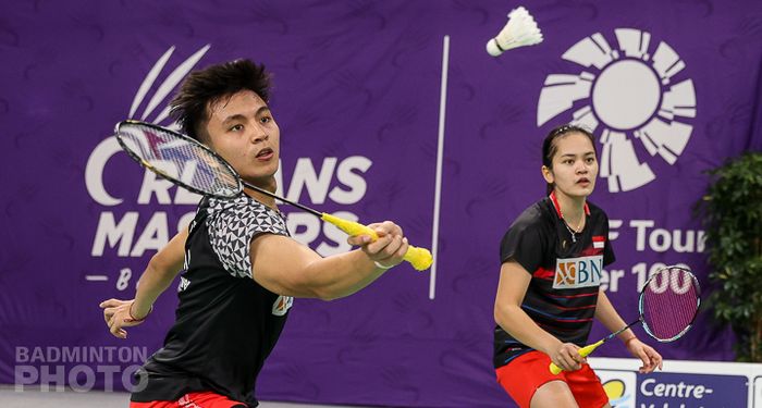 Pasangan ganda campuran Indonesia, Zachariah Josiahno Sumanti/Hediana Julimarbela, saat tampil pada babak 32 besar Orleans Masters 2021 di Palais des Sports, Orleans, Prancis, 24 Maret 2021.