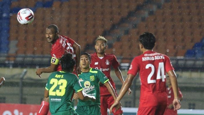 Bek Persik Kediri, Andri Ibo, menyundul bola saat timnya berhadapan dengan Persebaya Surabaya di laga Grup C Piala Menpora 2021 di Stadion Si Jalak Harupat, Soreang, Kabupaten Bandung, Selasa (23/3/2021).