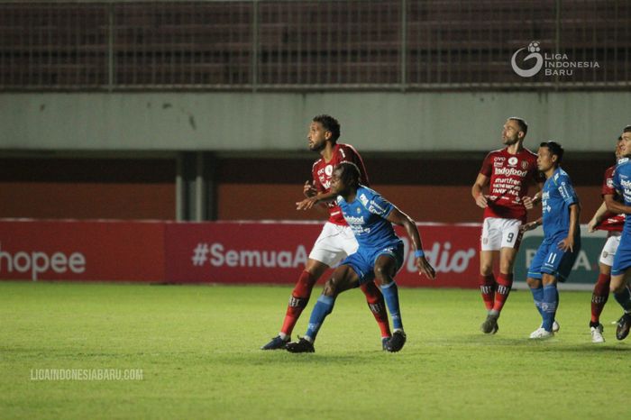 Bek Bali Unuted, Willian Pacheco, mendapat pengawalan ketat dari bek Persib Bandung, Victor Igbonefo, pada pertemuan kedua tim di Piala Menpora 2021.