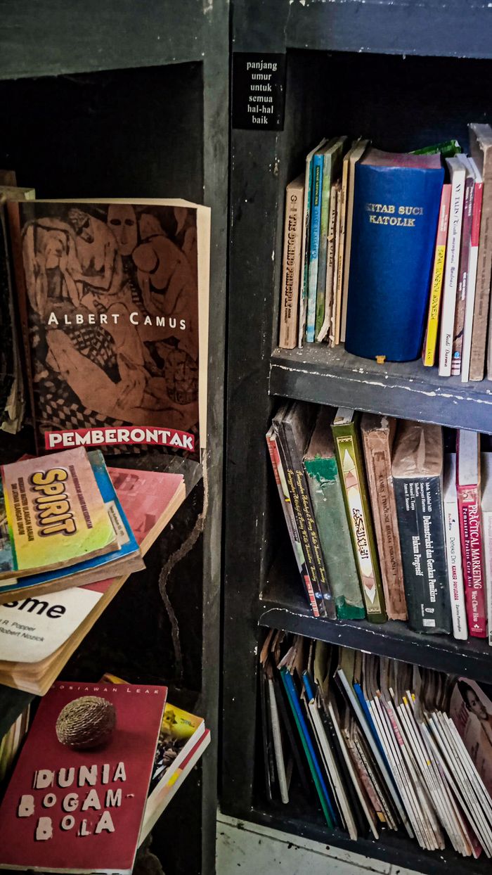 Koleksi buku Perpustakaan PATABA yang berantakan dan minim pemeliharaan. Bahkan beberapa di antaranya telah berpindah tangan ke pengunjung yang usil.