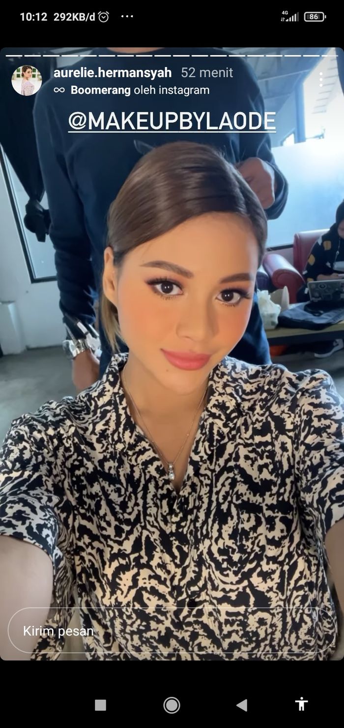 Pamer senyum manis, Aurel Hermansyah tengah menunjukkan hasil riasan dari seorang makeup artist.