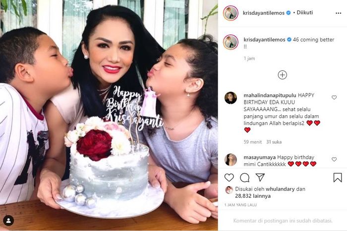 Krisdayanti hanya membagikan potret perayaan ulang tahunnya dengan kedua buah hati, Amora Lemos dan Kellen Lemos.  