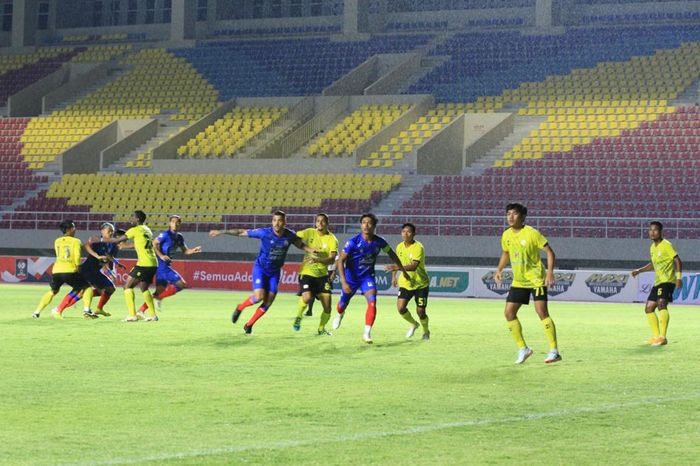 Laga antara Barito Putera versus Arema FC dalam pekan kedua Piala Menpora 2021 di Stadion Manahan, Solo, Kamis (25/3/2021) malam.