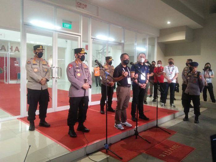 Menpora Zainudin Amali didampingi Ketum PSSI, Mochamad Iriawan dan Kapolri Jenderal Polisi Listyo Sigit Prabowo saat meninjau laga Piala Menpora di Stadion Manahan, Solo, Kamis (25/3/2021).