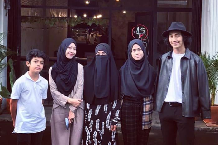 Umi Pipik dan keempat buah hatinya