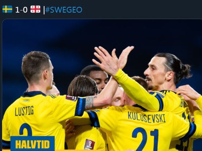 Zlatan Ibrahimovic (kanan) memberi assist kepada Victor Claesson untuk gol timnas Swedia ke gawang Georgia di kualifikasi Piala Dunia 2022, 25 Maret 2021.