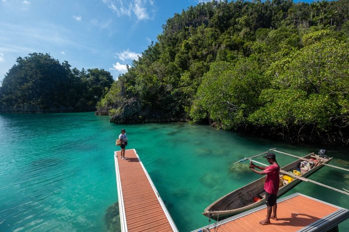 Wisatawan sedang ambil foto di atas jetty Piaynemo.