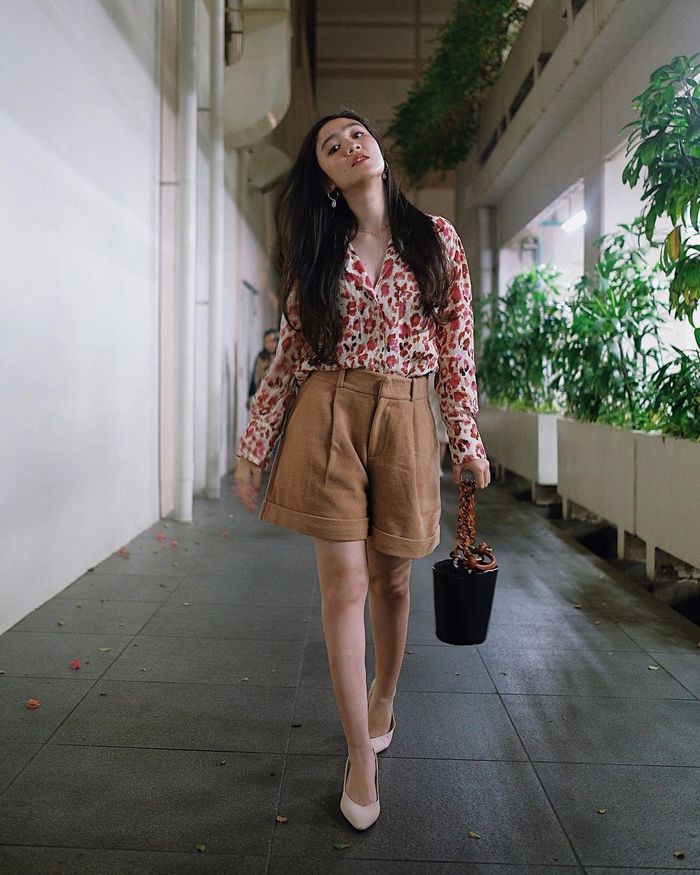 OOTD pakai celana pendek cokelat ala Febby Rastanty
