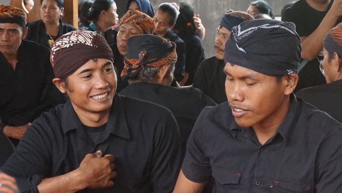 Masyarakat Samin atau biasa Sedulur Sikep saling berinteraksi di acara Temu Ageng Sedulur Sikep 2019 di Sambongrejo, Blora. Mereka adalah kalangan adat yang enggan menuturkan bahasa Jawa Krama, dan lebih memilih jenis Ngoko untuk keseharian.